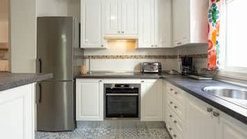 Een koelkast, een microgolfoven, een oven, een kookplaat