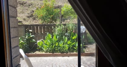 Apartamento completo en una casa adosada en una zona tranquila.