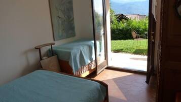 4 slaapkamers, een strijkplank/strijkijzer, reisbedje, gratis wifi