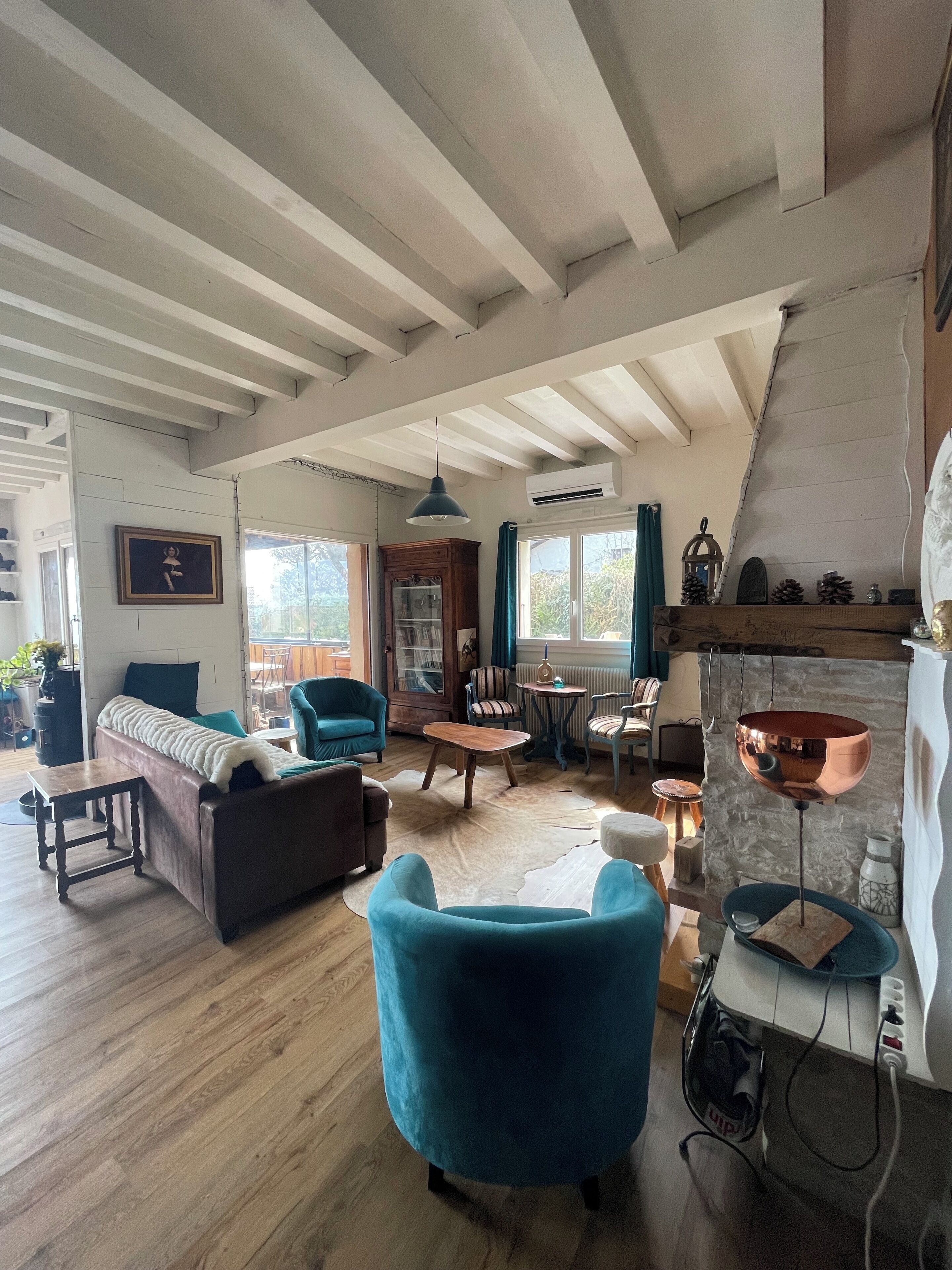 Télévision, cheminée, lecteur de DVD, table de tennis de table