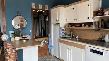 Réfrigérateur, micro-ondes, four, plaque de cuisson