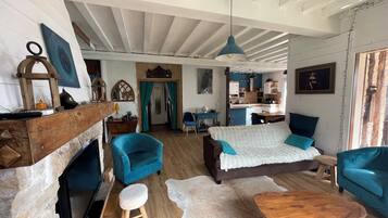 Een televisie, een open haard, een dvd-speler en een tafeltennistafel