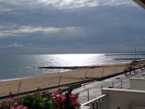 På stranden