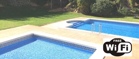 Una piscina al aire libre