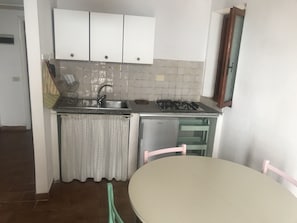 Geladeira, cooktop, torradeira, talheres/pratos/utensílios de cozinha