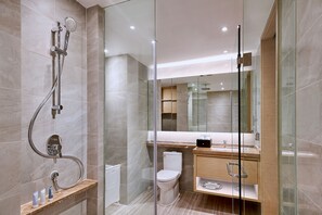 Deluxe-Zimmer, 3 Schlafzimmer | Badezimmer | Regendusche, Designer-Toilettenartikel, Haartrockner, Hausschuhe