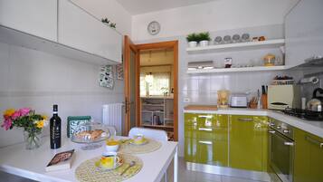 Kühlschrank, Mikrowelle, Ofen, Geschirrspüler