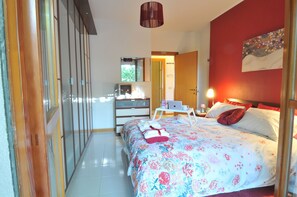 3 bedrooms, desk, iron/ironing board, free WiFi