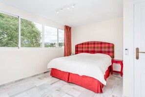 4 Schlafzimmer, Bügeleisen/Bügelbrett, Internetzugang, Bettwäsche