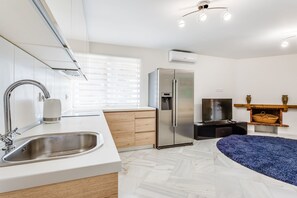 Een koelkast, een microgolfoven, een oven, een vaatwasser