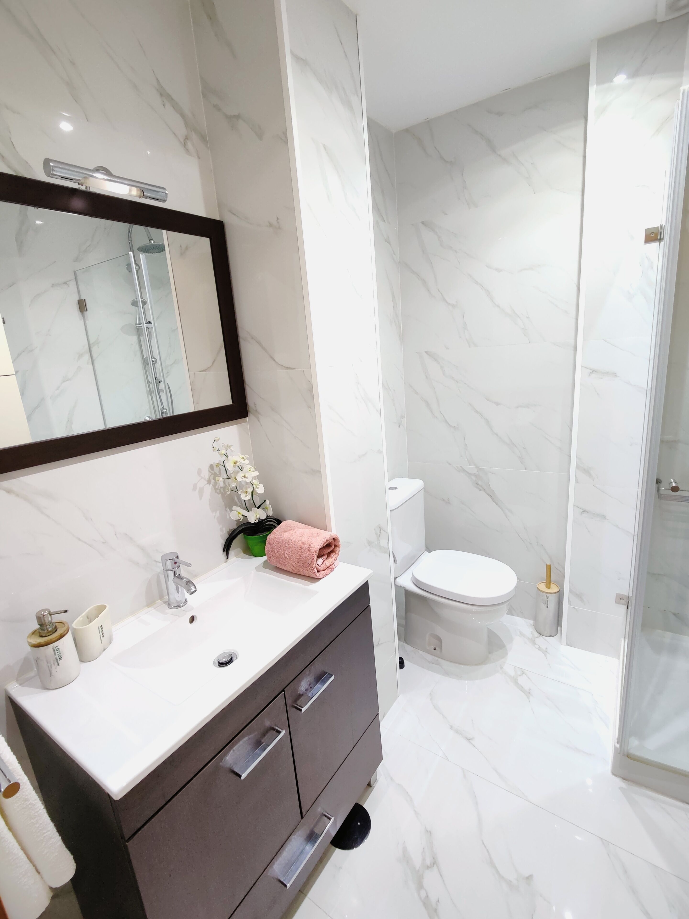 Een douche, een haardroger, een bidet, handdoeken