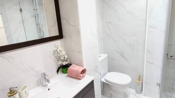 Een douche, een haardroger, een bidet, handdoeken