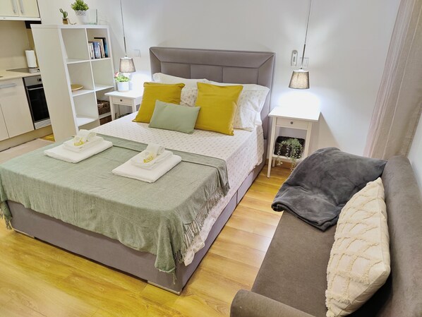 Tabla de planchar con plancha, wifi gratis y ropa de cama 