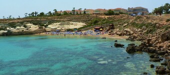 Fabulous 4 Bed Villa,Big Pool,WIFI, table tennis, 2mins walk to beach