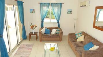 Fernseher, DVD-Player, Tischtennisplatte, Videothek