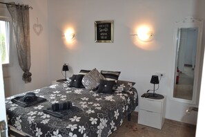 3 bedrooms, in-room safe, iron/ironing board, travel cot - Private owned 3 bed detached Villa, Private Pool, air con & wifi sleeps 6 people (Moraira)