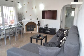 Smart TV, Netflix, DVD player, streaming services