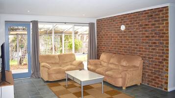 منزل - ٣ غرف نوم | منطقة المعيشة | تلفزيون بشاشة مسطحة، مدفأة، مشغل دي في دي