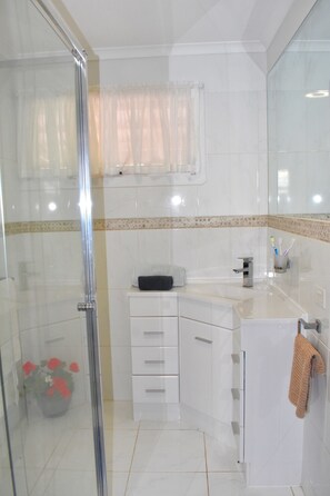 House, 3 Bedrooms | Bathroom | Separate tub and shower, hair dryer, towels - Ocean Beach Bliss (Rye)