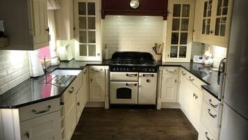 Køleskab, mikrobølgeovn, ovn, kogeplade