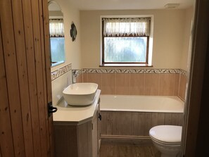 أحواض استحمام، مجففات شعر، مناشف، ورق حمّام