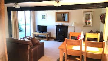 Een smart-tv, een open haard, een dvd-speler en boeken