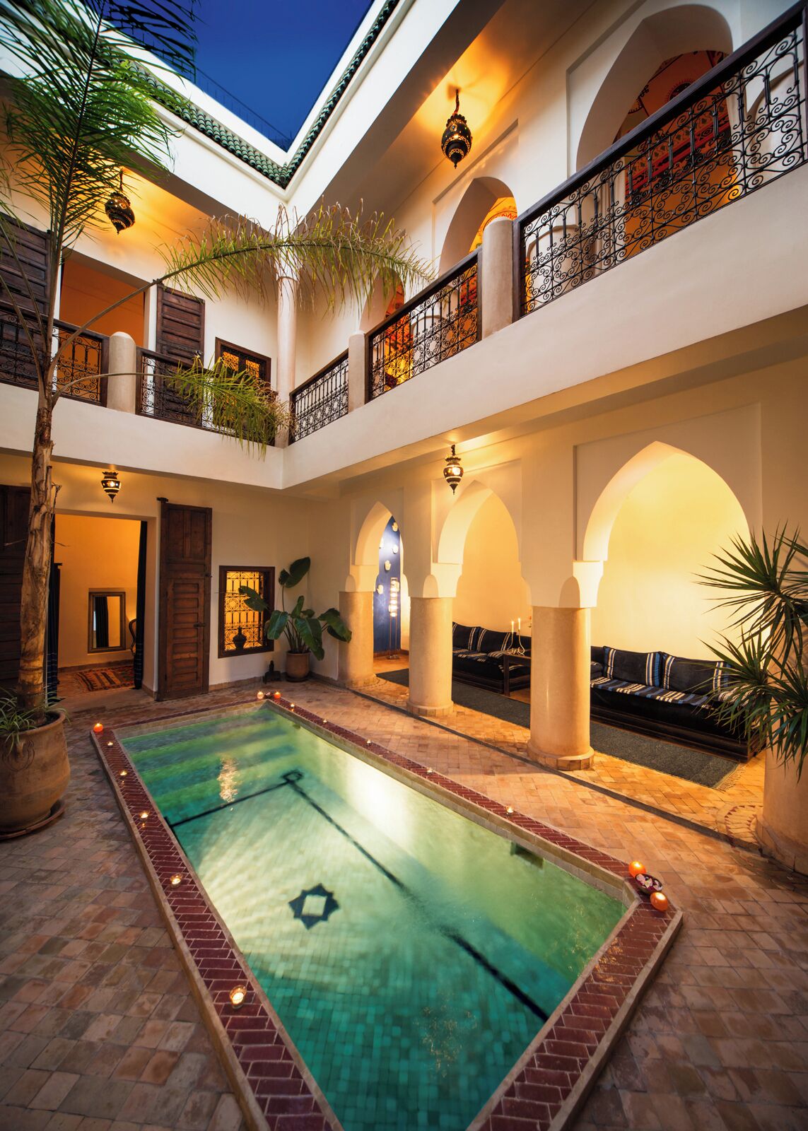 Una piscina cubierta