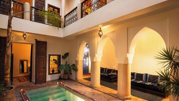 Una piscina cubierta