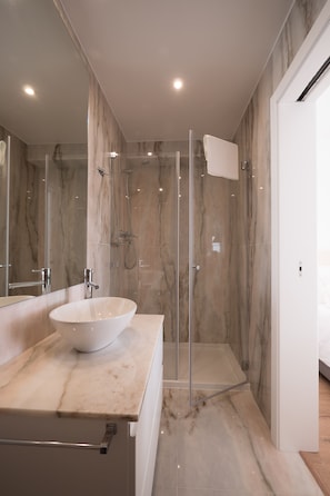 Een douche, gratis toiletartikelen, een haardroger, een bidet