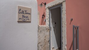 Segnaletica con la scritta 'Castle Terrace House' su un muro bianco, una porta e un piccolo faretto a parete.
