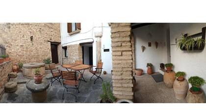 Comfortable stone house, near Pamplona and 100 m from the medieval enclosure