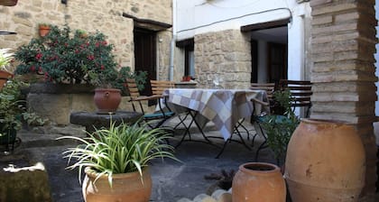 Comfortable stone house, near Pamplona and 100 m from the medieval enclosure