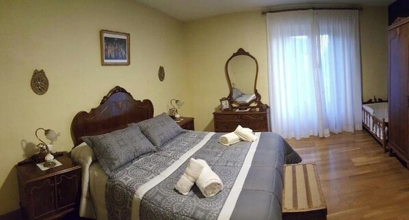 4 bedrooms, desk, soundproofing, iron/ironing board