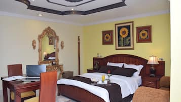 Deluxe Suite, 1 Queen Bed, Private Bathroom