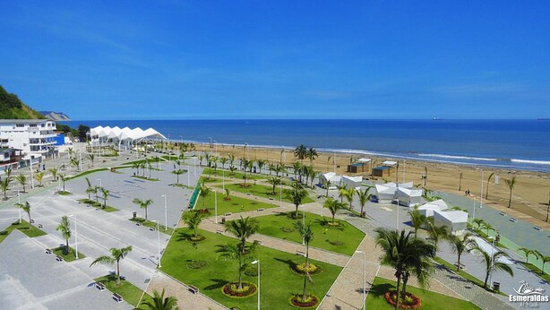 A coastal hotel with a parking lot, palm trees, and beach views. - Hotel Perla Verde (Esmeraldas)