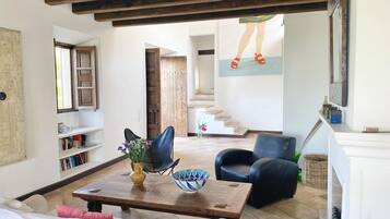 Smart TV, fireplace, books, stereo