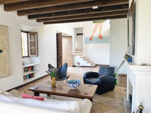 Smart TV, fireplace, books, stereo