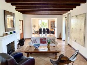 Smart TV, fireplace, books, stereo