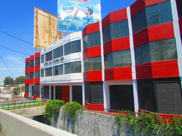 Vista frontal de la propiedad