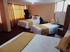 Habitación triple estándar | Ropa de cama de alta calidad y edredón