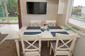 Dining - Log cabin with W-LAN - large terrace with beach chair - - with fence in a quiet location (Damp)