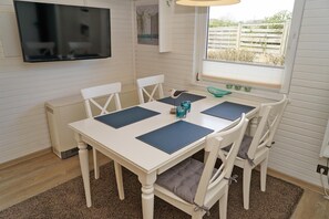 Dining - Log cabin with W-LAN - large terrace with beach chair - - with fence in a quiet location (Damp)