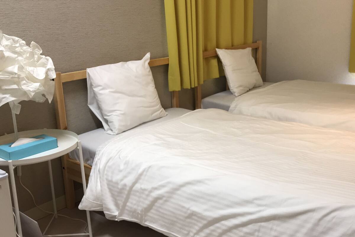 ห้องทวิน, เตียงเดี่ยว 2 เตียง, ปลอดบุหรี่ (02, Portable Wi-Fi) | 1 ห้องนอน, ผ้าม่านกันแสง, Wi-Fi ฟรี, ผ้าปูที่นอน