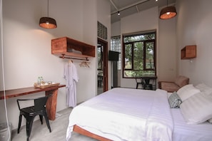 Superior tweepersoonskamer | Luxe beddengoed, een minibar, een kluis op de kamer, een bureau