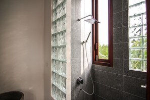 Chambre Double Supérieure | Salle de bain | Douche, articles de toilette gratuits, sèche-cheveux, peignoirs