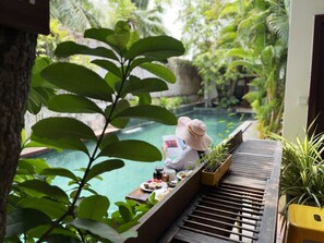 Piscina externa, guarda-sóis, espreguiçadeiras