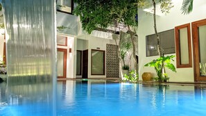 Outdoor pool, pool umbrellas, pool loungers - Denalee Villa (Phnom Penh)