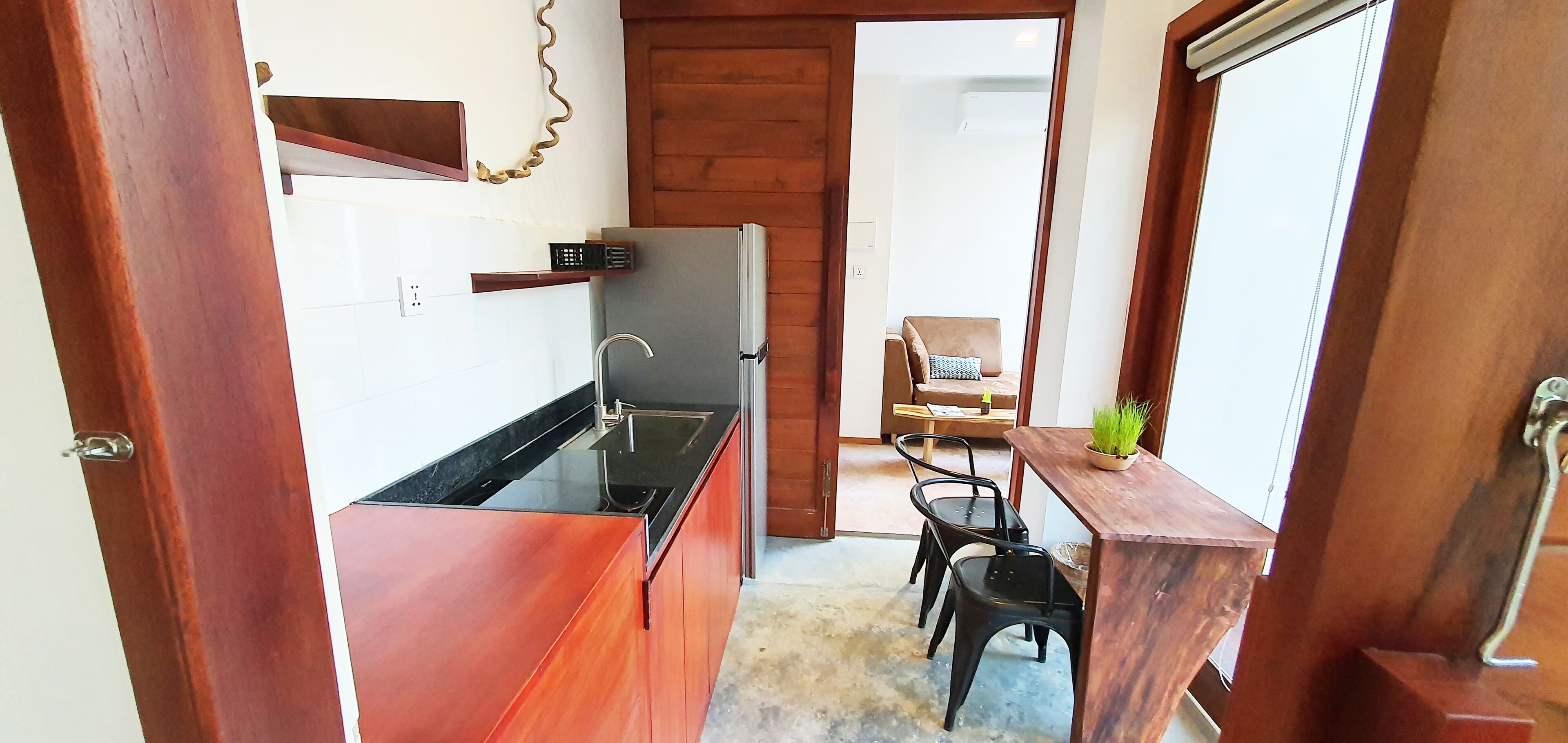 fridge, stovetop, coffee/tea maker, electric kettle