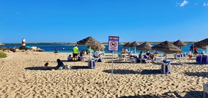 Playa en los alrededores y toallas de playa 