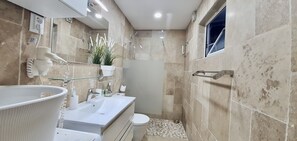 Douche, sèche-cheveux, serviettes fournies, savon